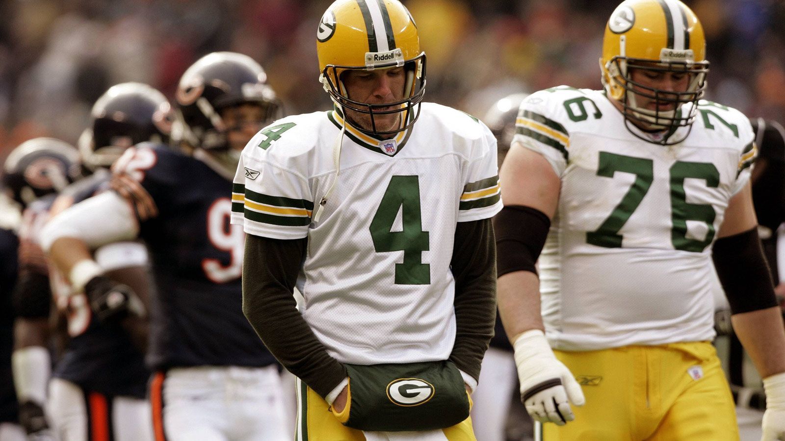 
                <strong>Green Bay Packers 2005: Absturz mit 6 Niederlagen mehr</strong><br>
                2004 noch Erster in der NFC North, brachen die Packers nach einer 10-6-Bilanz aus dem Vorjahr ein, wurden in ihrer Division mit 4-12 Letzter. Die schlechteste Packers-Bilanz seit 1991, auch aufgrund von zahlreichen verletzten Stars. Head Coach Mike Sherman musste trotzdem seinen Hut nehmen.
              