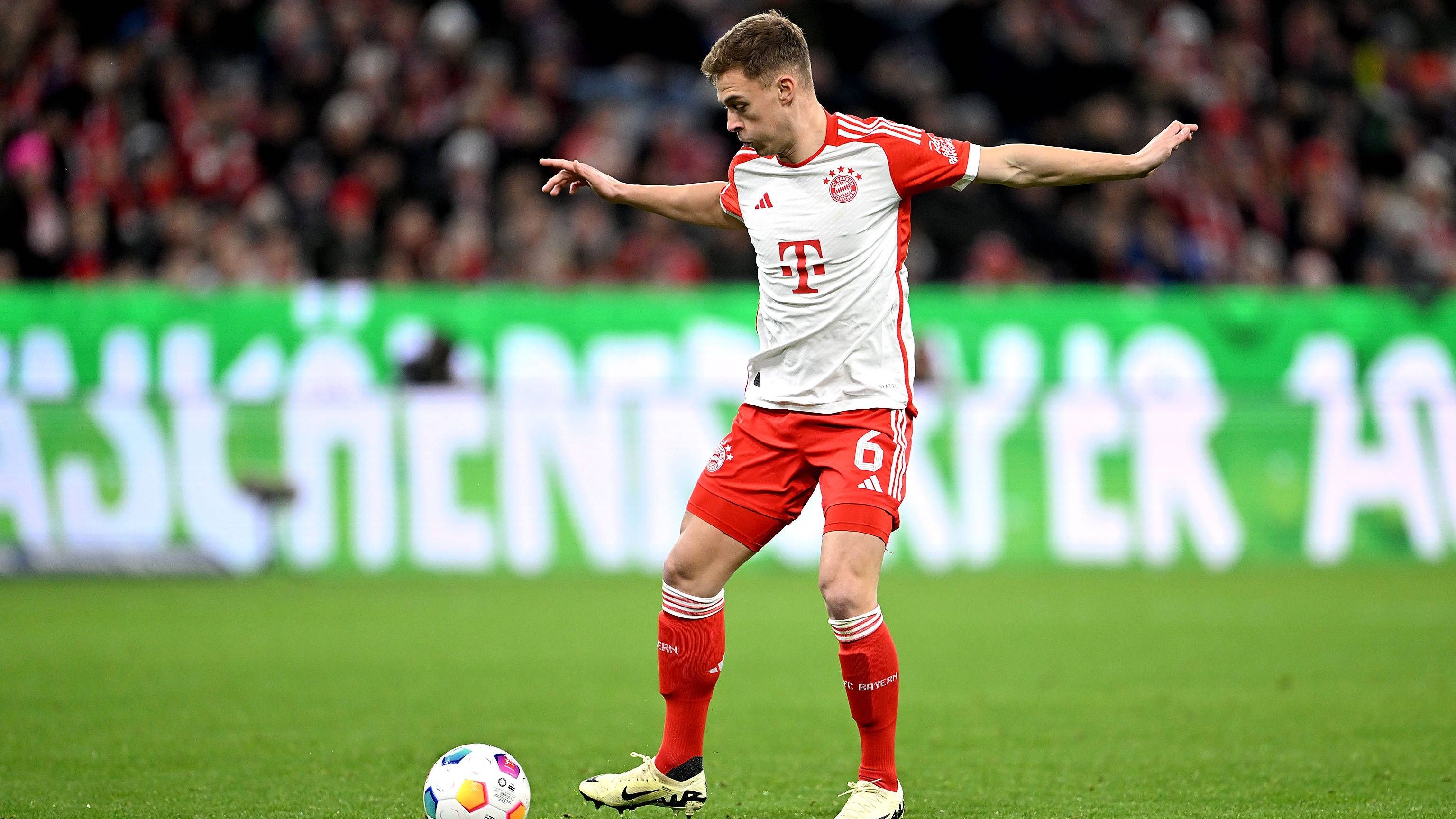 <strong>Joshua Kimmich</strong><br>Der Nationalspieler versucht vor allem keine Räume in der Rückwärtsbewegung entstehen zu lassen. Nach vorne aber fast keine Impulse. <em><strong>ran</strong></em><strong>-Note: 4</strong>