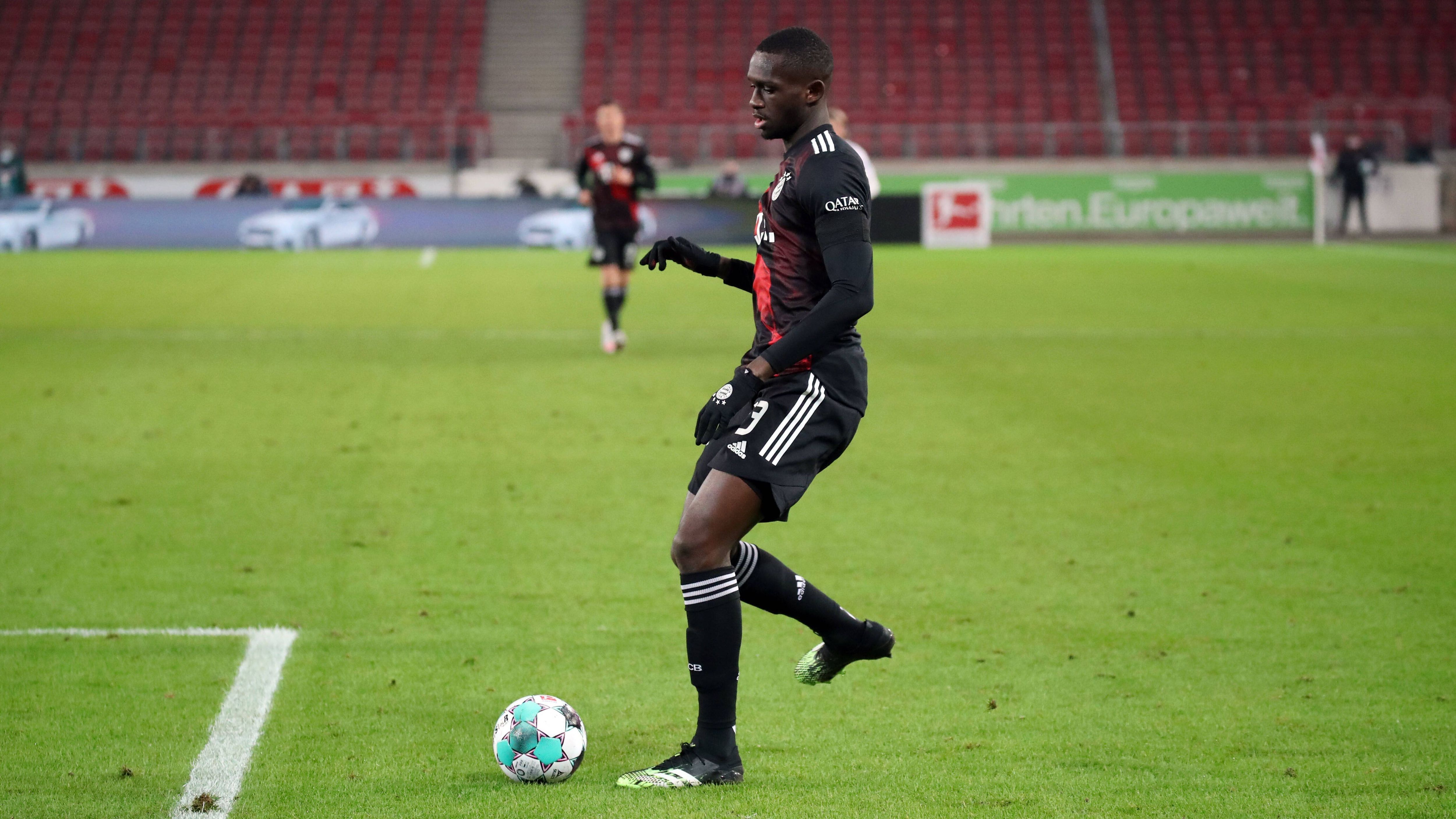 
                <strong>Tanguy Nianzou Kouassi</strong><br>
                Der französiche U-Nationalspieler Tanguy Nianzou Kouassi (li.) kam erst in diesem Sommer ablösefrei aus Paris. Etliche Topklubs buhlten um das Innenverteidiger-Talent. Die Bayern bekamen am Ende den Zuschlag. Sportvorstand Hasan Salihamidzic bezeichnete Kouassi bei seiner Vorstellung als "einen der besten Spieler seines Jahrgangs" (2002). Bis dato kommt Nianzou allerdings erst auf 21 Einsatzminuten. Immer wieder stoppten ihn Verletzungsprobleme, derzeit laboriert er an einem Muskelbündelriss und soll im Februar zurückkehren.
              