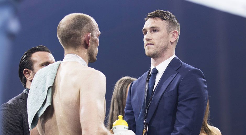 
                <strong>Jürgen Brähmer vs Callum Smith</strong><br>
                Der Kampftermin von Jürgen Brähmer und Callum Smith steht noch nicht fest. Sicher ist jedoch, das zweite Supermittelgewichts-Halbfinale der Ali Trophy ist ein 50:50-Fight (live auf ranFIGHTING.de). Ursprünglich war Brähmer als Außenseiter in den Kampf um die Ali Trophy gestartet. Sein überzeugender Sieg im Viertelfinale gegen Rob Brant und Callum Smiths eher mäßiger Auftritt gegen Erik Skoglund haben die Vorzeichen aber geändert. Sollte Brähmer seine Erfahrung ausspielen können, hat der Deutsche eine mehr als realistische Chance gegen den Newcomer.
              