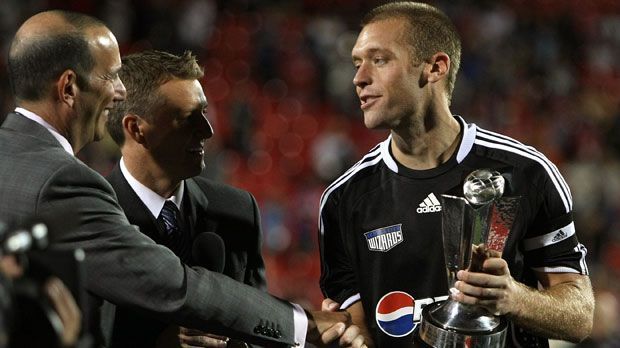 
                <strong>2008: Jimmy Conrad (Sporting Kansas City)</strong><br>
                2008: Jimmy Conrad (Sporting Kansas City). Die All-Stars unter Kapitän Jimmy Conrad gewannen die Partie gegen West Ham United 3:2.
              