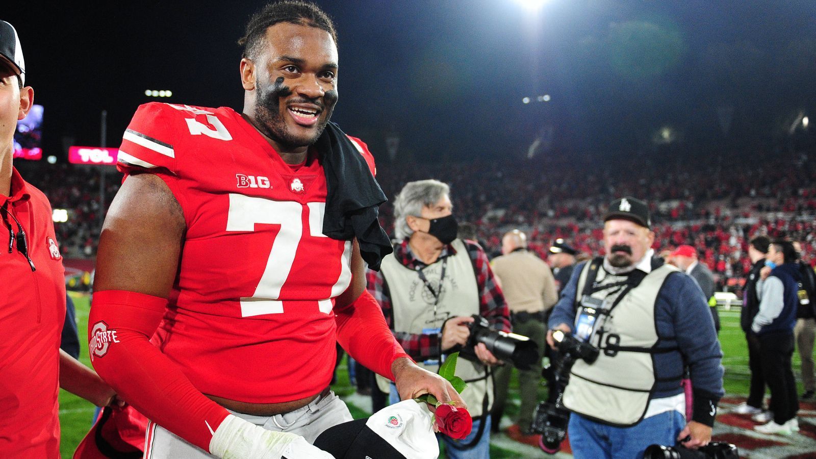 
                <strong>Platz 2: Paris Johnson Jr. (Ohio State Buckeyes)</strong><br>
                Ganz im Gegensatz dazu steht Paris Johnson Jr. von den Ohio State Buckeyes. Der ist nämlich ein ganz hervorragender Runblocker, dafür hat er Schwächen bei Passspielzügen. Dennoch: Er hat alles, was ein kompletter Offensive Lineman in der NFL braucht. Dass er womöglich ein bisschen Anlaufzeit benötigt, sollte einem Rookie aber verziehen werden.
              