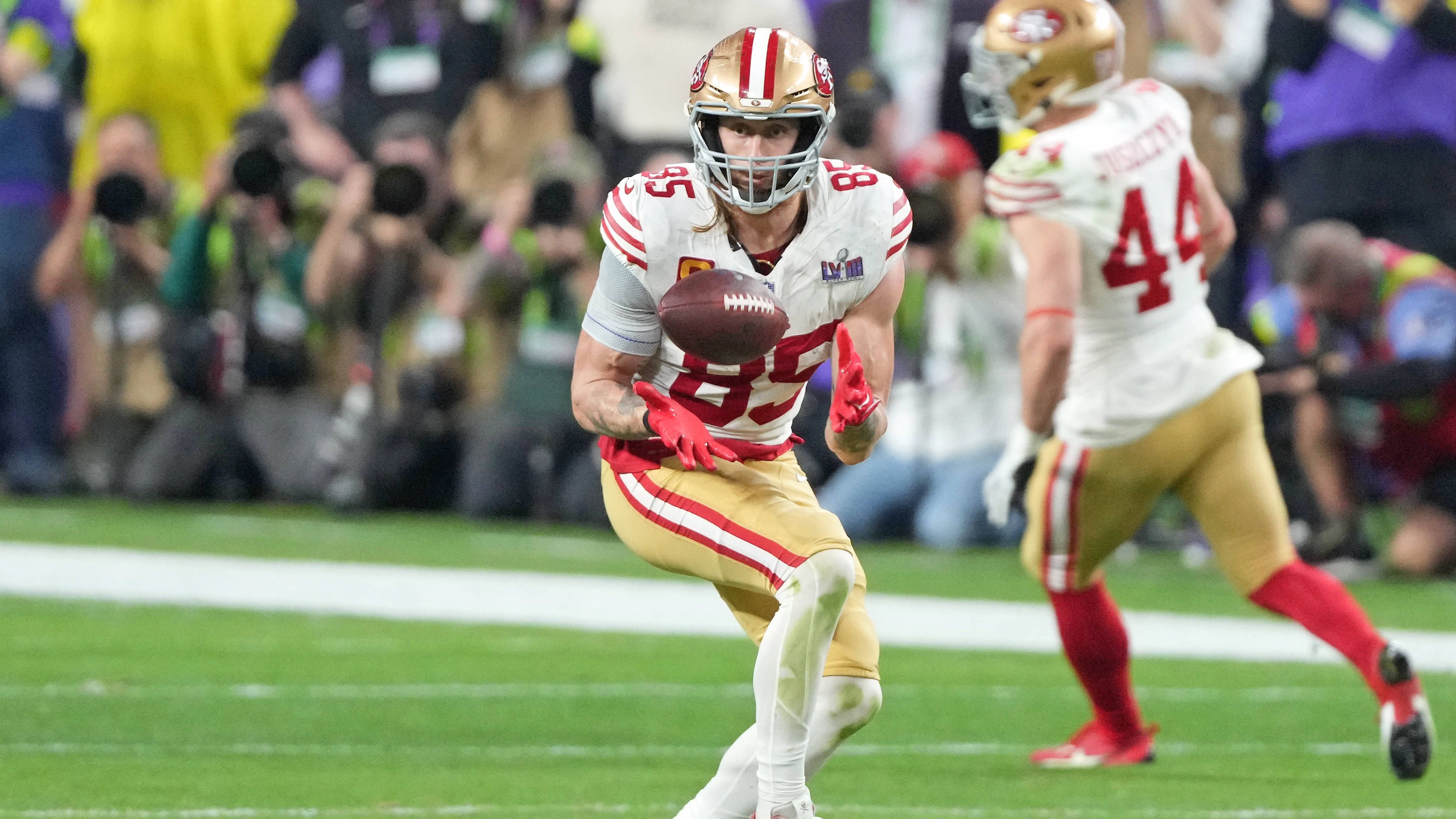 <strong>Platz 6: San Francisco 49ers&nbsp;</strong><br>Trotz vieler Verletzungen spielte die 49ers-Offensive eine gute Saison. Head Coach Kyle Shanahan zählt noch immer zu den besten Coaches seines Fachs. <a data-li-document-ref="539429" href="https://www.ran.de/sports/american-football/nfl/news/nfl-brock-purdy-so-viel-steuern-musse-der-quarterback-der-san-francisco49ers-zahlen-539429">Brock Purdy</a> und <a data-li-document-ref="529634" href="https://www.ran.de/sports/american-football/nfl/news/nfl-san-francisco49ers-der-rekordvertrag-fuer-george-kittle-war-alternativlos-ein-kommentar-529634">George Kittle</a> konnten langfristig gebunden werden. Christian McCaffrey dürfte zurückkehren. Sie können den Abgang von Deebo Samuel im Kollektiv auffangen.