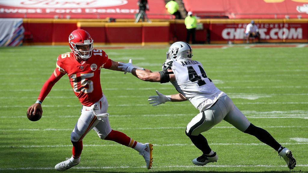 
                <strong>AFC West</strong><br>
                Die Kansas City Chiefs (8-1) sind aktuell Erster in der AFC West. So weit, so normal. Jedoch sind die Las Vegas Raiders (6-3) dieses Jahr eine echte Gefahr und ein Herausforderer um den Division-Sieg. In Woche elf gibt es das direkte Duell, bei einem Raiders-Sieg läge nur ein Sieg zwischen beiden Teams. Sowohl die Denver Broncos (3-6) als auch die Los Angeles Chargers (2-7) müssten schon Serien hinlegen, um noch in die Postseason zu kommen.
              