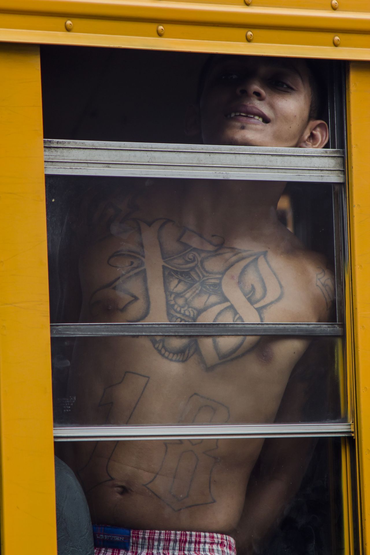Dieser Junge gehört zur "18th Street Gang", auch "Barrio 18" genannt. Die Gang stammt ebenfalls aus Los Angeles und ist vor allem in Nord- und Mittelamerika aktiv. Sie ist verfeindet mit den "Bloods" und "Crips", ihr größter Rivale ist aber die "Mara Salvatrucha".