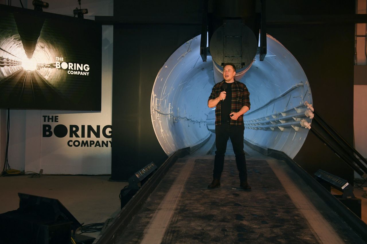 Ende des Jahres 2016 gründete Elon Musk noch ein Unternehmen. The Boring Company soll die Tunnel bohren, in denen nach seinen Plänen der Verkehr der Zukunft fließt. 