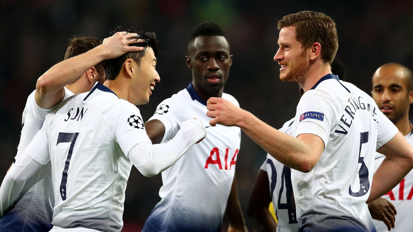 
                <strong>Platz 3: Tottenham Hotspur</strong><br>
                Tottenham Hotspur ging als Außenseiter in die Partie gegen Borussia Dortmund und kam als große Sieger hervor. Gegen die bis dato übermächtige Borussia erwischten die "Spurs" einen Sahnetag und schossen den BVB mit 3:0 ab. Vor allem BVB-Schreckgespenst Heung-min Son überzeugte mal wieder. Mit Harry Kane und Dele Alli fehlten den Londoner zudem im Hinspiel zwei wichtige Leistungsträger. Auch wenn die "Gelbe Wand" als gefürchtet gilt, steht Tottenham mit einem Bein in der Runde der letzten Acht.
              