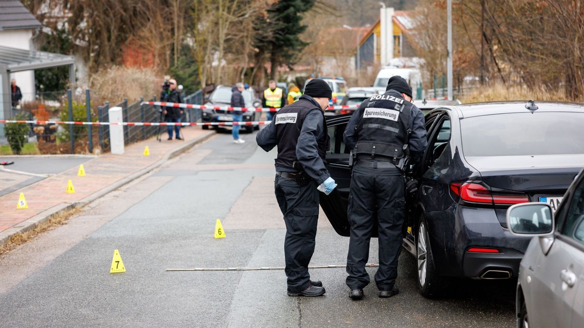 Die Spurensicherung der Polizei untersucht das Umfeld eines Tatorts, an dem zuvor ein Mann niedergestochen wurde.