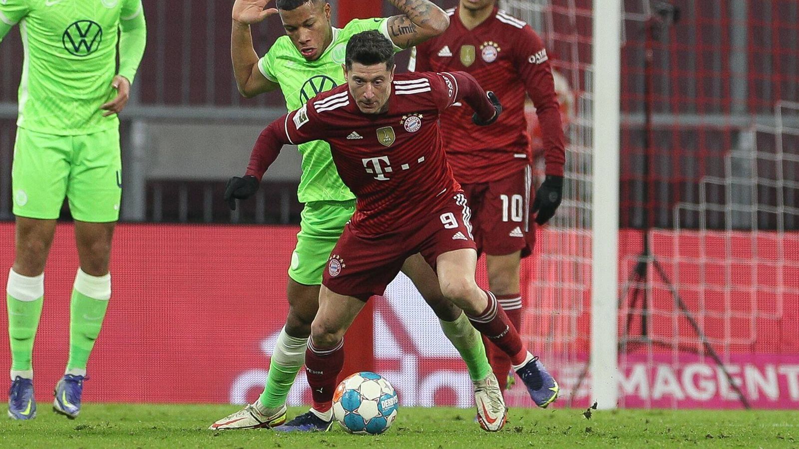 
                <strong>Robert Lewandowski</strong><br>
                Sorgt – wenn er mal genügend Platz bekommt – für Alarm im Wolfsburger Strafraum. Solche Gelegenheiten bieten sich aber zu selten, sodass "Lewy" kaum auffällt. Für ihn lange kein befriedigender Abend, aber dann trifft er doch noch und belohnt sich für seine Arbeit zuvor. ran-Note: 2
              