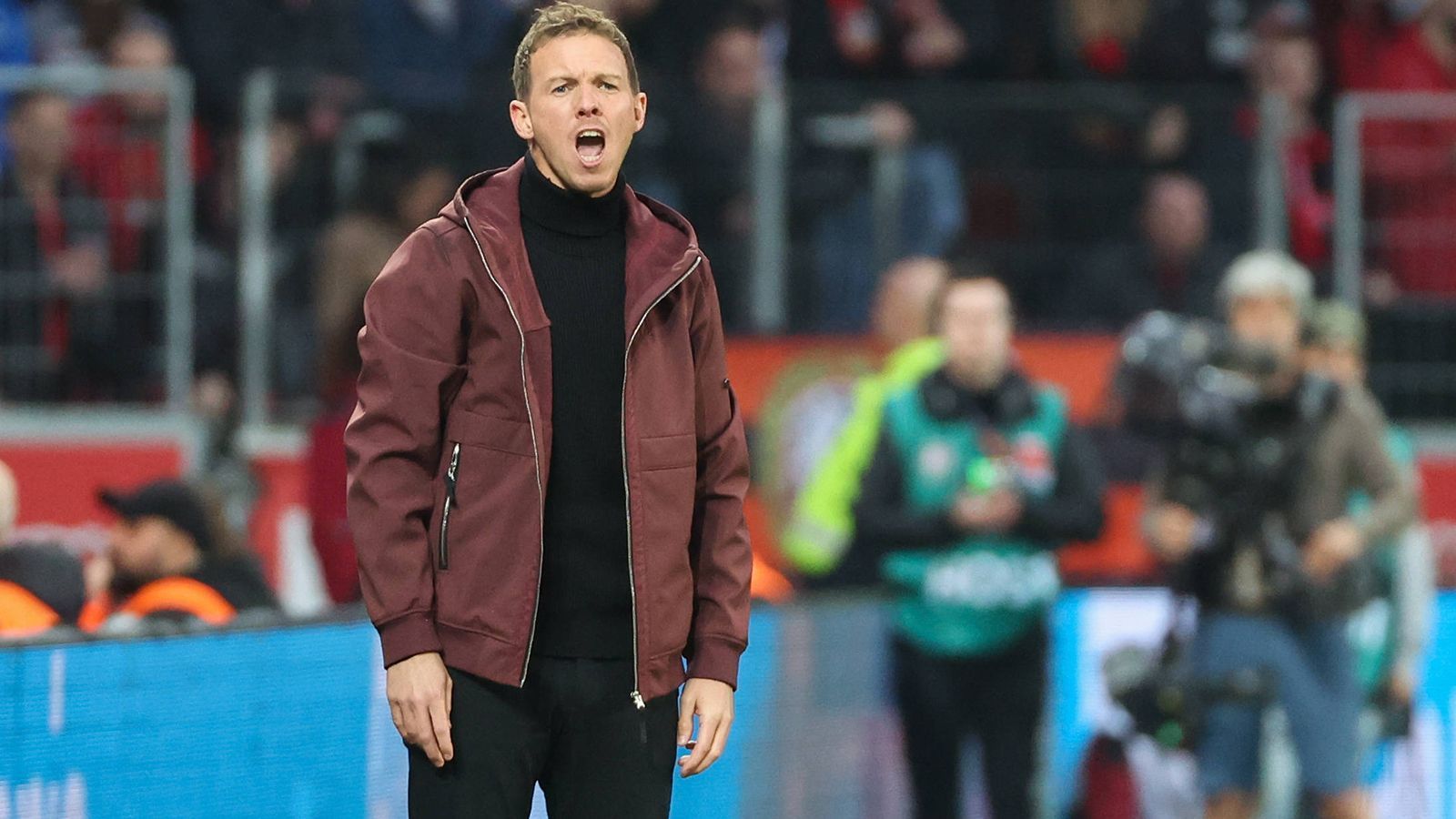 
                <strong>Julian Nagelsmann</strong><br>
                Der größte deutsche Trainername, der derzeit auf dem Markt verfügbar ist und daher für viele Fans die bestmögliche Lösung. Zuletzt scheiterten zudem die Verhandlungen mit Tottenham, Neapel und PSG. Würde sicherlich den dringend benötigten Schwung ins DFB-Team bringen. Allerdings plant er nach wie vor seine nahe Zukunft als Vereinstrainer. Außerdem sprechen sein Scheitern beim FC Bayern und die Umstände der Trennung gegen ihn, vor allem das angeblich zerstörte Verhältnis zu einigen Spielern der Münchner, die auch das Gerüst bei der Nationalmannschaft bilden. Problem zudem: Der DFB müsste eine Transfersumme aufbringen, denn die Bayern werden Nagelsmann nicht gratis abgeben.
              