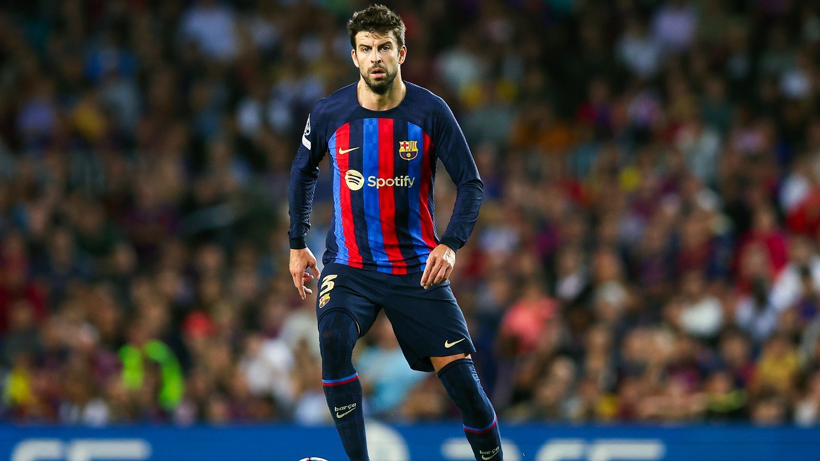 
                <strong>Gerard Pique (FC Barcelona)</strong><br>
                Zu besagtem Trio, welches im Bericht namentlich genannt wird und auf der Streichliste stehen soll, zählt unter anderem Vereinsikone Gerard Pique. Der 35-Jährige, der mit den Katalanen unter anderem drei Mal Champions-League-Sieger wurde, gehört unter Xavi nicht mehr zum Stammpersonal, ist aber laut "El Mundo" mit einem Jahresgehalt von 29,5 Millionen Euro einer der Topverdiener. Um die Gehaltslausgaben zu entlasten, hofft Barca nun wohl im Januar 2023 auf einen Abgang des früheren Leistungsträgers, was aber dem Bericht nach aber als unwahrscheinlich gilt. Piques Vertrag läuft bis 2024. Bei einer Trennung könnte möglicherweise auch noch offene Gehaltszahlungen ein Thema werden. Im Juni 2022 berichtete Journalist Gerard Romero, dass Barca alleine Pique noch 50 Millionen Euro an Gehalt schulden soll. 
              