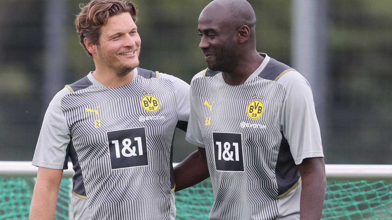 
                <strong>Der Trainingsauftakt von Borussia Dortmund</strong><br>
                Auch Otto Addo wird Terzic in dieser Saison unterstützen. Der Ghanaer, der die Nationalmannschaft seiner Heimat während der WM als Cheftrainer betreut, hat seinen Vertrag als sogenannter Toptalente-Trainer beim BVB nach übereinstimmenden Medienberichten bis 2025 verlängert.
              