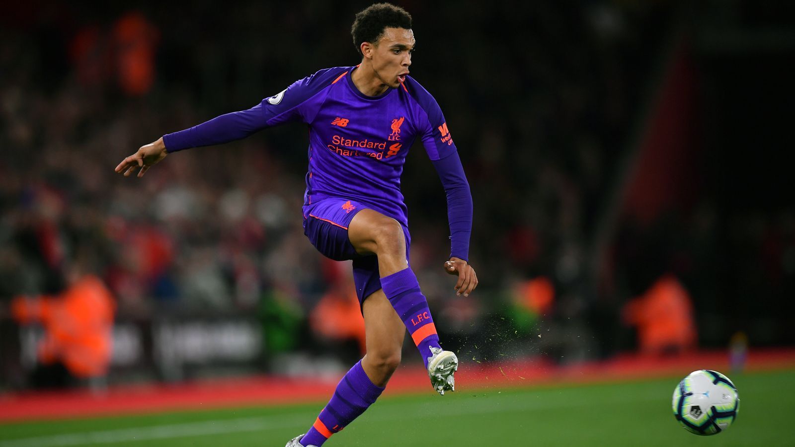 
                <strong>Trent Alexander-Arnold (FC Liverpool)</strong><br>
                Während die bislang genannten Talente erst den wirklichen Sprung zum Stammspieler schaffen müssen, hat das Liverpools Trent Alexander-Arnold bereits hinter sich. Der 20 Jahre alte Rechtsverteidiger absolvierte zuletzt sein 50. Premier-League-Spiel für die "Reds" und erreichte diese Marke als fünftjüngster Spieler der Liverpooler Vereinsgeschichte. Nur Michael Owen, Raheem Sterling, Robbie Fowler und Steven Gerrard waren bei ihrem 50. Einsatz in Englands Oberhaus noch jünger als Alexander-Arnold. Er wird in Jürgen Klopps Team gegen den FC Porto aller Voraussicht nach erneut in der Startelf Liverpools auftauchen. 
              