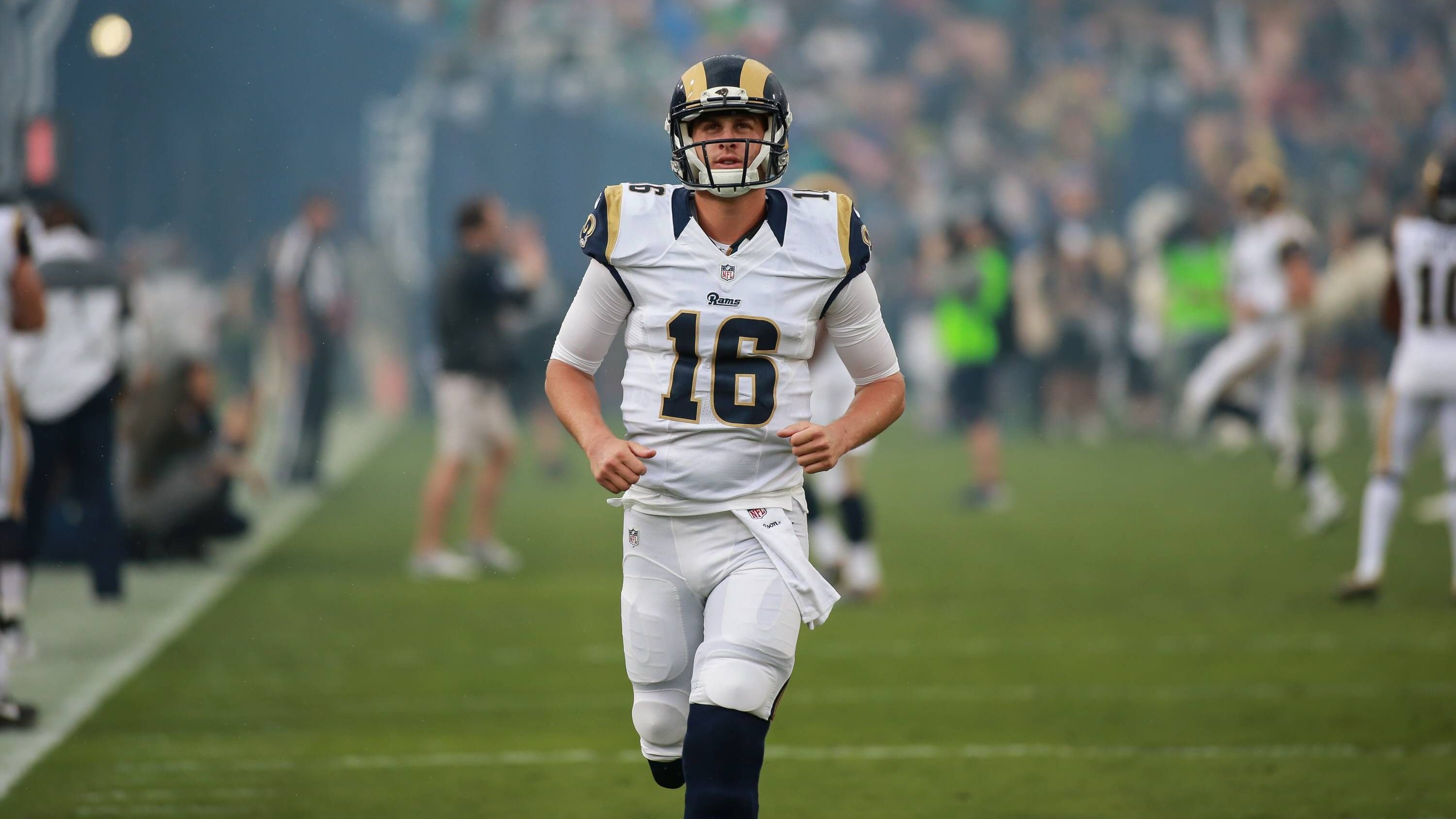 <strong>Platz 32: Jared Goff (damals Los Angeles Rams)</strong><br>Erster NFL-Start: Week 11, 2016 vs. Miami Dolphins<br>Statistiken: 17/31, 134 Yards, 0 TD, 0 INT<br>QBR: 65,8