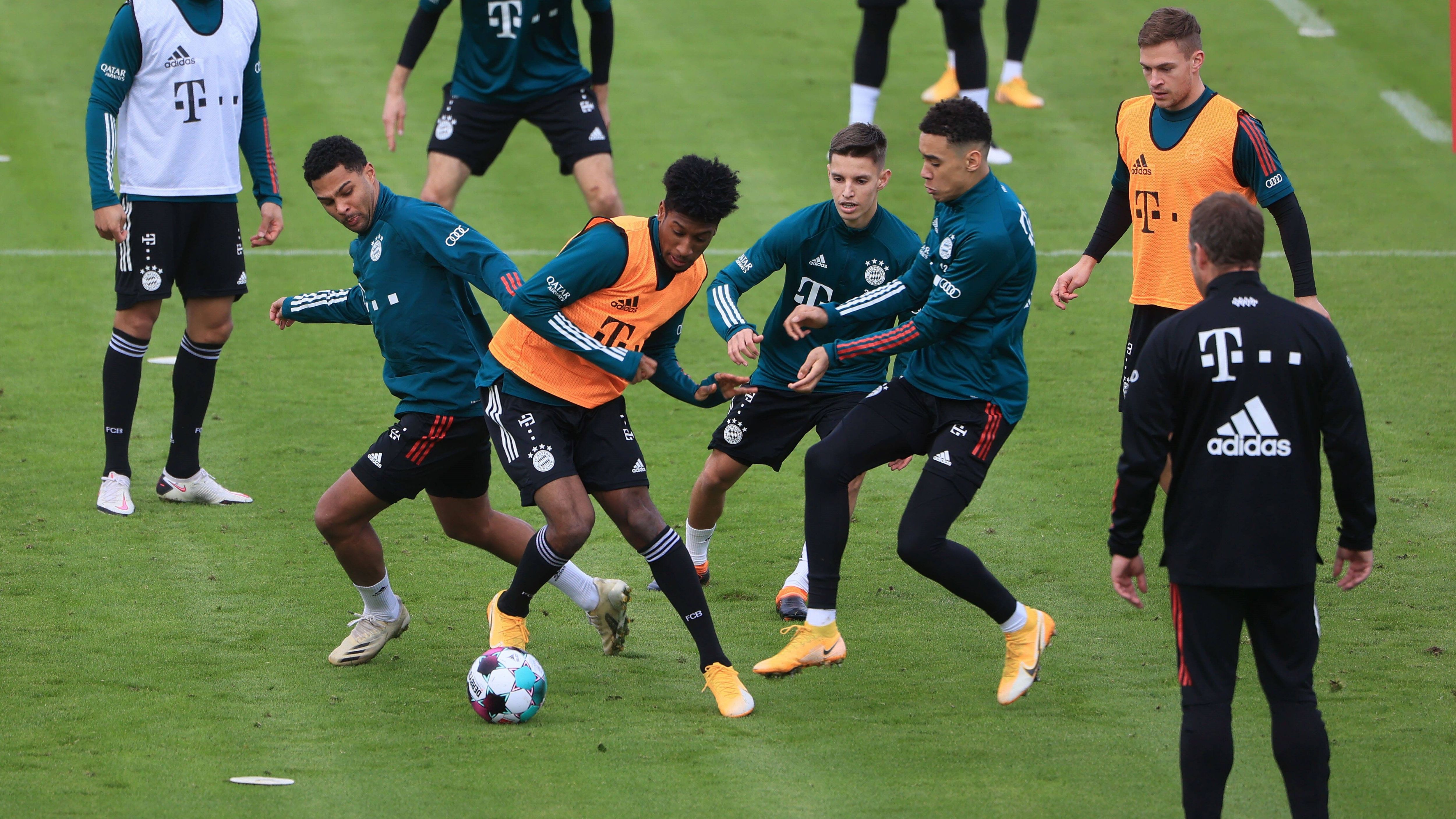 
                <strong>Start beim FC Bayern</strong><br>
                Auf dem Platz hat Musiala einen Blitzstart für den FC Bayern hingelegt. Im Training musste er sich aber erst einmal an das Tempo gewöhnen - und bekamt eine private Lehrstunde von Trainer Hansi Flick. Bei der Aufwärmübung Rondo, bei der sich mehrere Spieler im Kreis den Ball zupassen und zwei diesen jagen müssen, tunnelte Flick den Neuankömmling zur Begrüßung. Demut musste dem damals 17-Jährigen damit aber nicht beigebracht werden. Weggefährten beschreiben ihn als zurückhaltend, bescheiden und reflektiert.
              