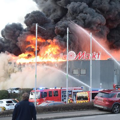 Ein Supermarkt und ein Einkaufszentrum in Mosbach (Neckar-Odenwald-Kreis) ist bei einem Großfeuer ausgebrannt.