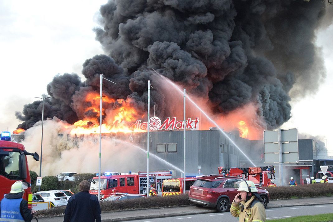 Großbrand in einem Supermarkt und einem Einkaufszentrum in Mosbach (Neckar-Odenwald-Kreis).
