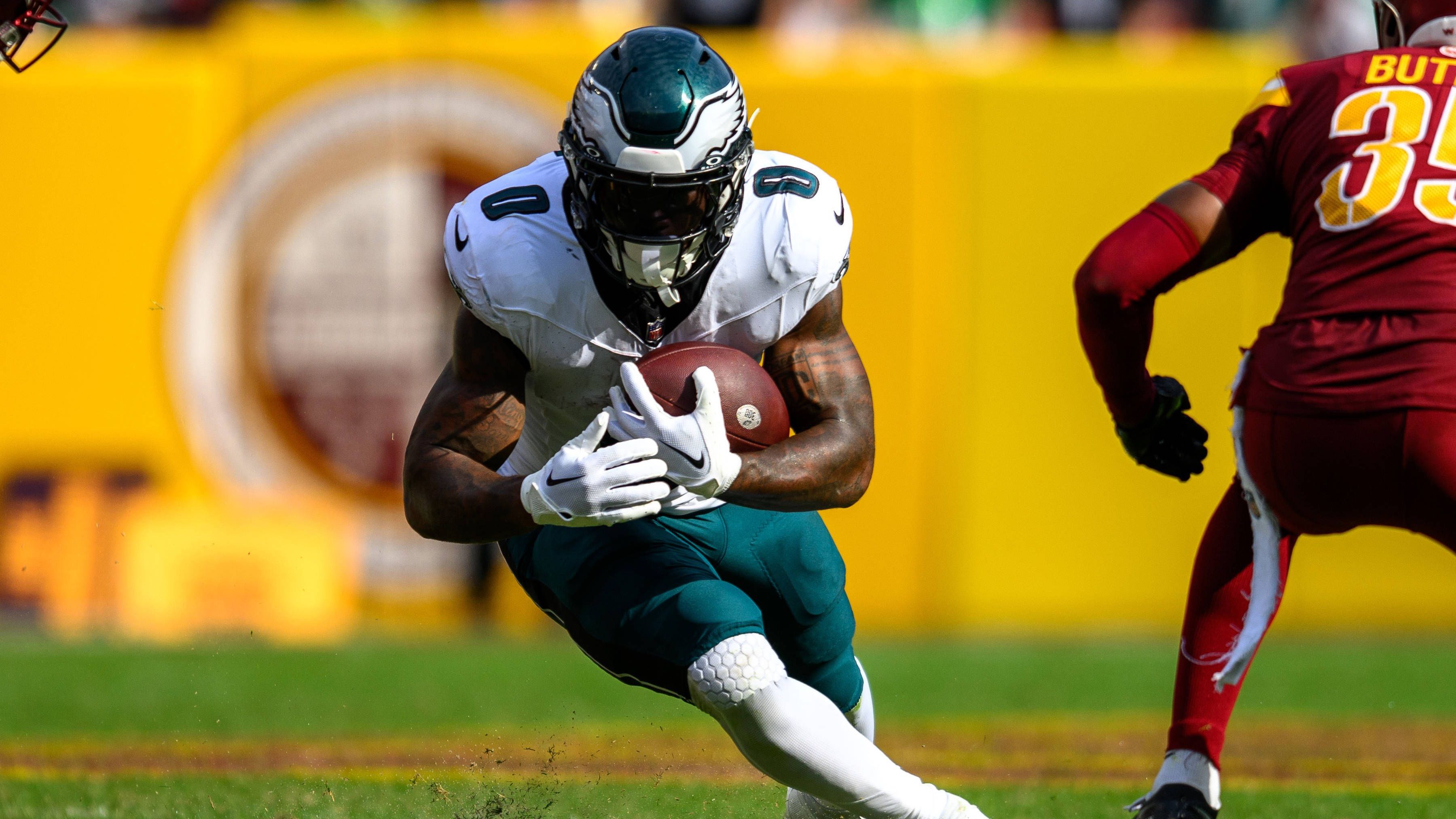 <strong>Eagles mit Chancen über den Lauf</strong><br>Stichwort sattelfest: Gegen den Lauf hat Kansas City bislang Probleme, nur drei Teams lassen durchschnittlich mehr Yards pro Run zu. Das starke Run Game der Eagles mit Back D’Andre Swift und Hurts sollte hier durchaus zur Entfaltung kommen.
