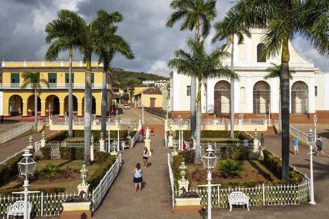 Trinidad: Die historische Stadt wurde 1514 von den Spaniern gegründet. Die nahegelegenen Zuckerrohr-Plantagen brachten Trinidad den Aufschwung. Piratenangriffe machten der Stadt schwer zu schaffen. Noch heute besuchen viele Reisende die Plaza Mayor. Die Architektur erinnert noch immer an die Kolonialzeit. Die Stadt ist Weltkulturerbe. In der Nähe locken Badestrände.