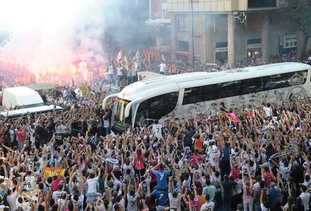 
                <strong>Real Madrid vs. FC Barcelona</strong><br>
                Real Madrid gegen den FC Barcelona - für die Fans das Spiel des Jahres! Und so werden die Königlichen auch am Stadion empfangen. Die Anhänger machen den Stars klar, worum es im Duell mit den Katalanen geht.
              