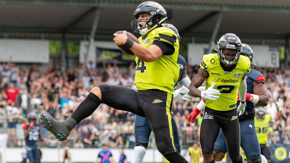 Reilly Hennessey (Stuttgart Surge 4), Touchdown, Stuttgart Surge vs. Paris Musketeers, American Football, European League of Football, Spieltag 10, Saison 2025, 20.07.2025, Stuttgart Surge vs. Pari...