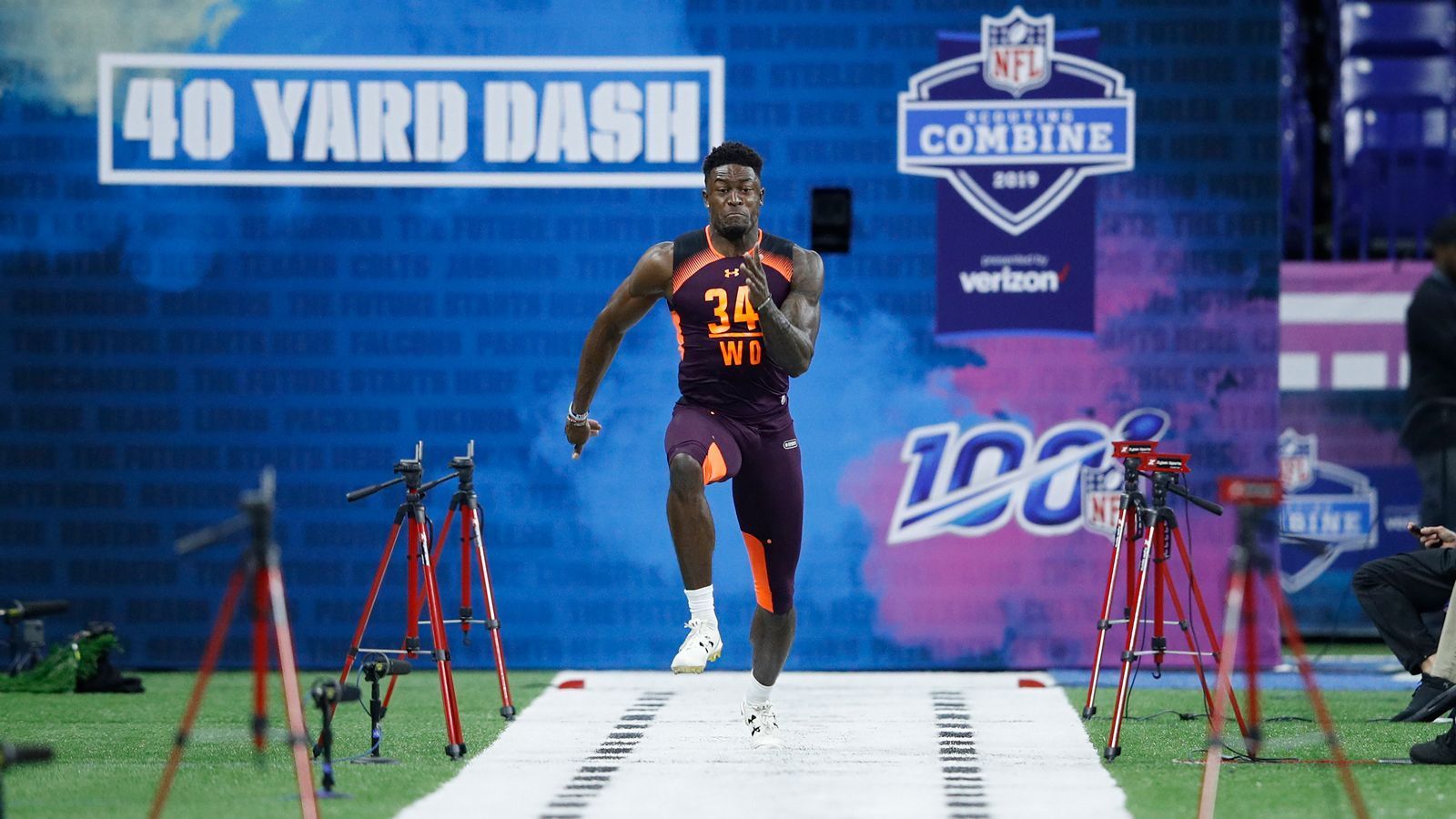 
                <strong>D.K. Metcalf (Wide Receiver, Mississippi)</strong><br>
                Der athletischste Wide Receiver seines Jahrgangs. Bis auf den 20-Yard Dash überzeugte Metcalf bei allen Drills. Überragend beim 40-Yard Dash mit 4,33 Sekunden. Besitzt eine Physis und Explosivität, die ihresgleichen suchen. Jon Gruden, Head Coach der Oakland Raiders, bezeichnete den 21-Jährigen am Wochenende als physisch stärksten Receiver, den er jemals gesehen habe. Ein wahrer Matchup Albtraum für gegnerische Defensive Backs am College. Untermauerte in der abgelaufenen College-Saison mit 21,9 Yards pro Catch seine Rolle als Big-Play-Waffe.
              