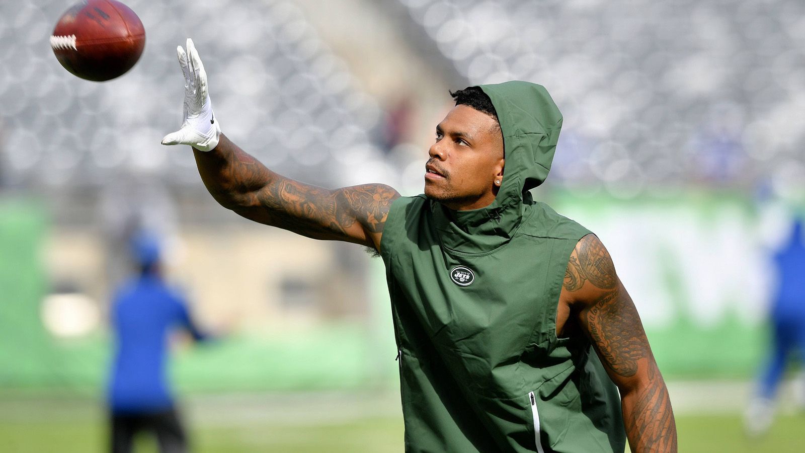 
                <strong>Terrelle Pryor (Jacksonville Jaguars)</strong><br>
                Ein weiterer prominenter Spieler, welcher trotz des Supplemental Drafts auf sich aufmerksam machen konnte, ist Terrelle Pryor. Die Oakland Raiders sicherten sich Pryor 2011 in der dritten Runde. Der Wide Receiver wurde 2011 von der NCAA suspendiert, nachdem er mit Teamkollegen Erinnerungsstücke wie Meisterschaftsrringe, Trikots oder Preise verkaufte. Während seiner Zeit bei den Raiders konnte sich Pryor sogar in die Geschichtsbücher eintragen. Nachdem in der Saison 2013 die Raiders Carson Palmer nach Arizona tradeten, waren sie auf Quarterbacksuche. Pryor hatte bereits am College Erfahrungen als Quarterback gesammelt und sicherte sich sogar den Starting Job. Beim Spiel gegen die Pittsburgh Steelers lief Pryor nach einer Read Option den Ball für 93 Yards zum Touchdown. Bis heute ist dies der längste Rushing Touchdown eines Quarterbacks.
              