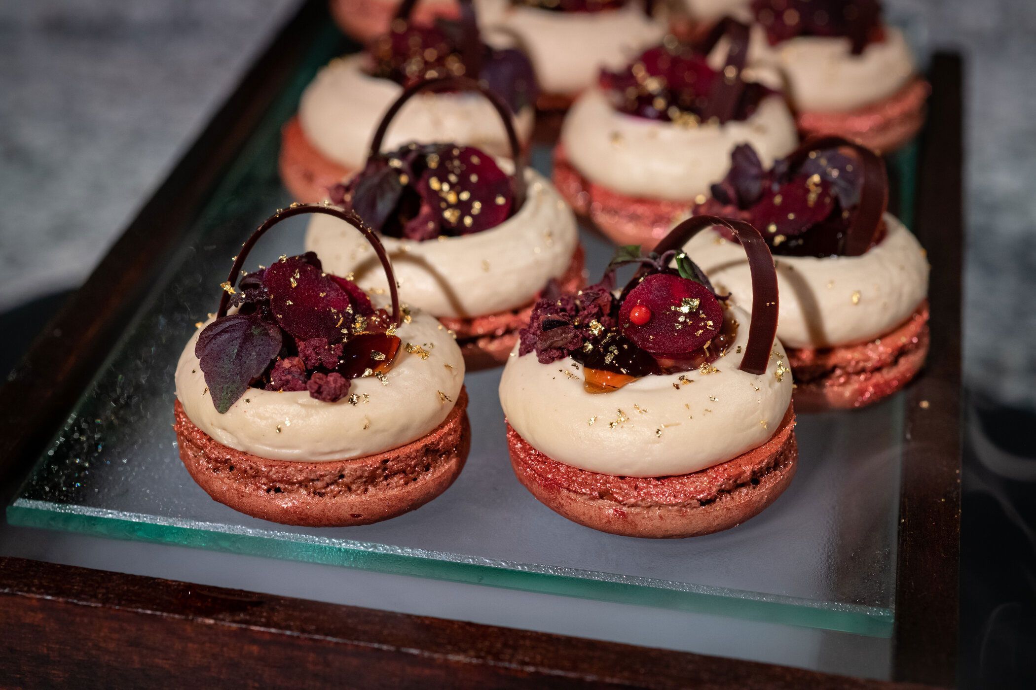 Petit Fours Team Schwarz - Rezept aus &amp;quot;Das große Backen -Die Profis&amp;quot;