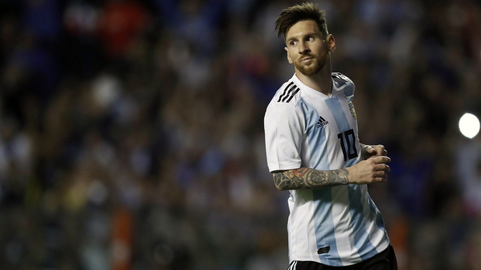 
                <strong>Rechtsaußen - Lionel Messi</strong><br>
                Spielt bei der WM für ArgentinienVerein: FC Barcelona
              