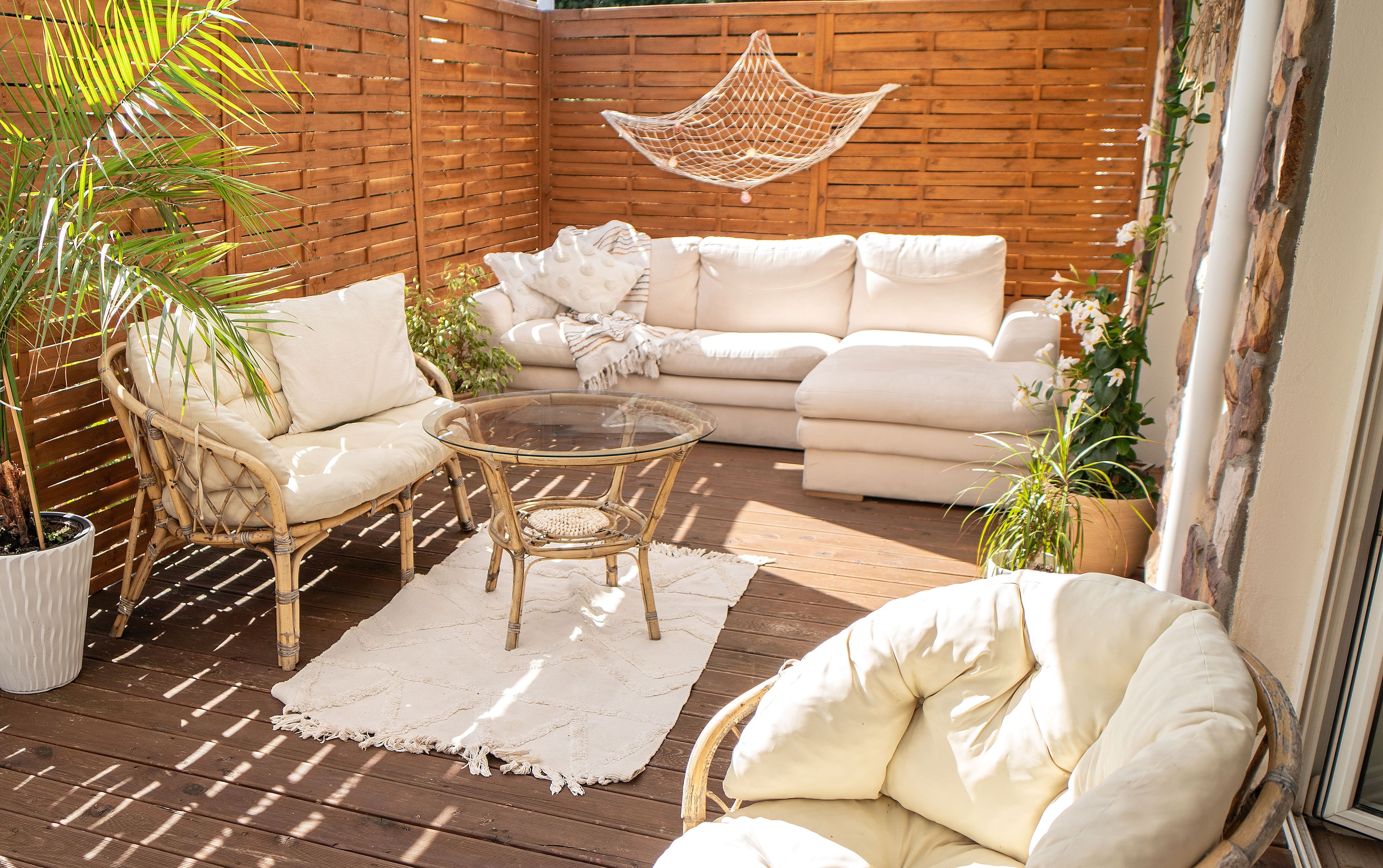 Ein Terrassensichtschutz aus Holz ist ein echter Klassiker. Das natürliche Material wirkt warum und einladend ohne auf Privatsphäre zu verzichten. In Verbindung mit einem Terrassenboden aus Holzdielen und bequemen Sitzgelegenheiten entsteht schnell der Eindruck eines Wohnraums im Freien.