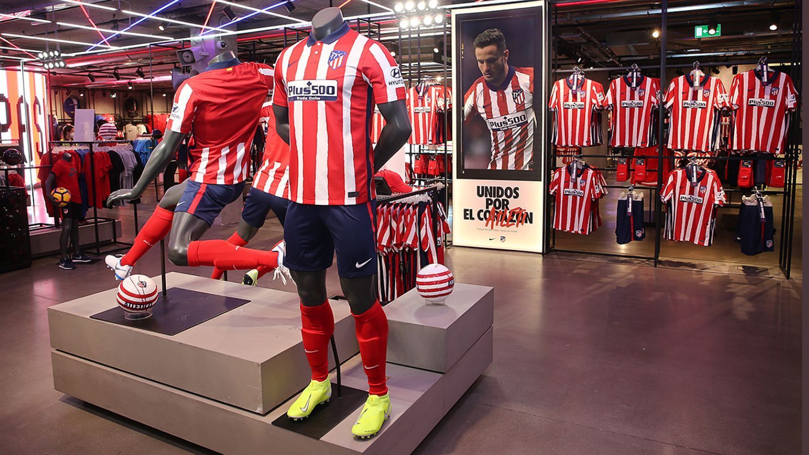 
                <strong>Atletico Madrid (Heimtrikot)</strong><br>
                Obwohl die Saison in der spanischen La Liga noch läuft, hat Topklub Atletico Madrid schon Anfang Juli 2020 das Heimtrikot für die neue Saison vorgestellt. Im Vergleich zum bisherigen Heimtrikot gibt es keine großen Veränderungen, der Hauptstadt-Klub bleibt seiner schlichten und klassischen Linie treu. Einzig auffällige Neuheit im erneut stromlinienförmigen Design sind die beiden weißen Knöpfe am Kragen des Atletico-Trikots. 
              