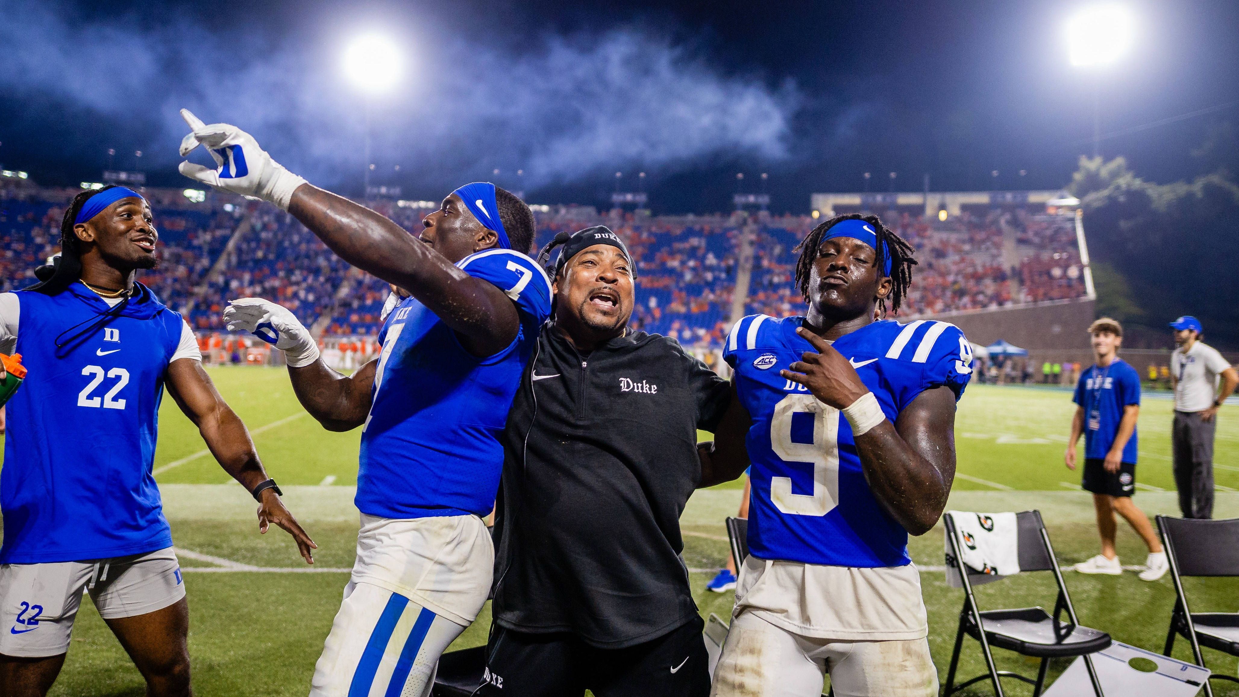 <strong>18. Duke Blue Devils (vorher Platz 21)</strong><br>Die Blue Devils reiten nach dem überraschenden Sieg in Woche eins gegen die Clemson Tigers weiterhin die Erfolgswelle. Auch in Woche drei gab es einen deutlichen 38:14 Erfolg gegen Northwestern, was Duke nochmal drei Plätze nach vorne katapultiert. In zwei Wochen wartet der große Leistungstest gegen Notre Dame.