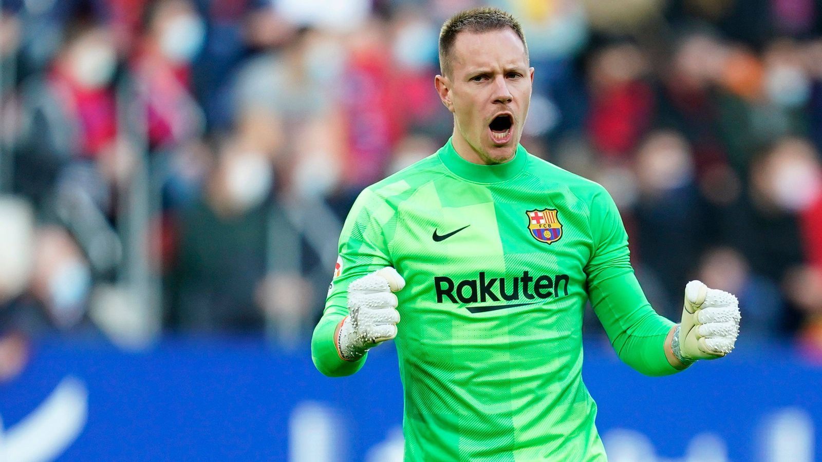 
                <strong>Marc-Andre ter Stegen</strong><br>
                Obwohl zuletzt auch der langjährige Leistungsträger Marc-Andre ter Stegen öffentlich in die Kritik geriet, soll der deutsche Torhüter laut "Sport" langfristig ein Fixpunkt beim FC Barcelona bleiben. Sein ehemaliger Mitspieler und jetziger Trainer Xavi sei weiterhin von den Qualitäten des 29-Jährigen überzeugt und daher soll der frühere Gladbacher als unverkäuflich gelten. Ter Stegens Vertrag bei den Katalanen läuft noch bis 2025.
              