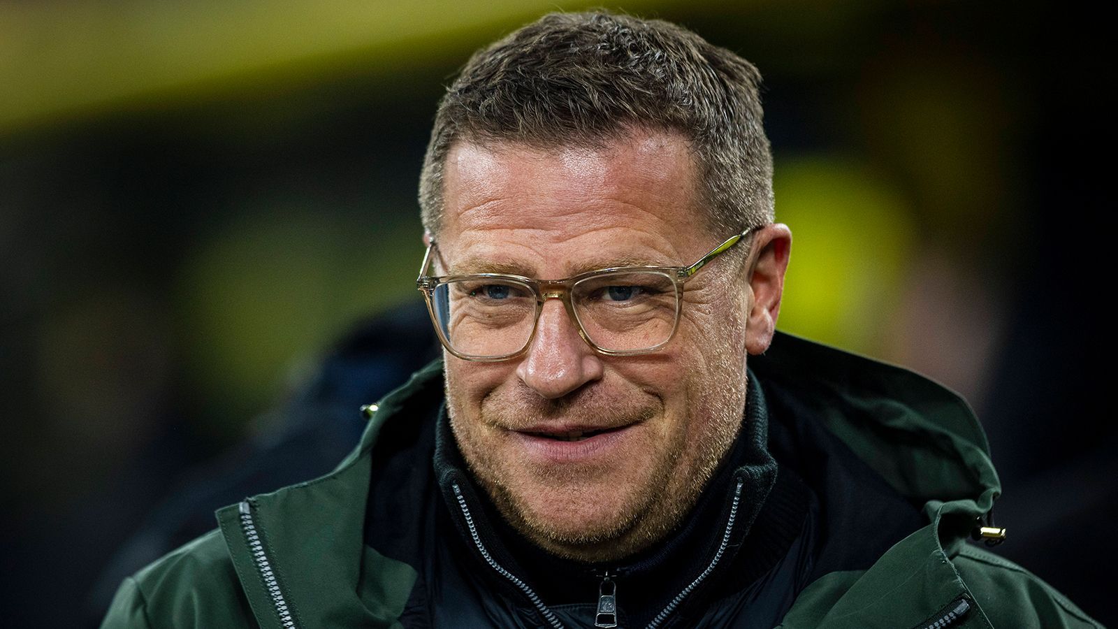 
                <strong>Verlierer: Max Eberl</strong><br>
                Nicht nur aus sportlicher Sicht gehört RB Leipzig zu den Verlierern des Spieltages. Denn Max Eberl, Geschäftsführer des Vereins, holten nun seine Aussagen aus früheren Jahren ein. Eberl hatte noch in seiner Zeit als Manager von Borussia Mönchengladbach die häufigen Transfers von RB Salzburg zu Leipzig kritisiert. Nachdem jüngst der Transfer von Nico Seiwald offiziell wurde - bereits der 20. Spielerwechsel innerhalb des Brausekonzerns - redete sich Eberl am Freitag bei "DAZN" heraus: "Ich habe damals als Kontrahent etwas dazu gesagt - wir sind sieben Jahre weiter, die Welt hat sich weitergedreht. Am Ende ist Salzburg wie jeder andere Verein auch ein Klub, wo wir hinschauen."
              