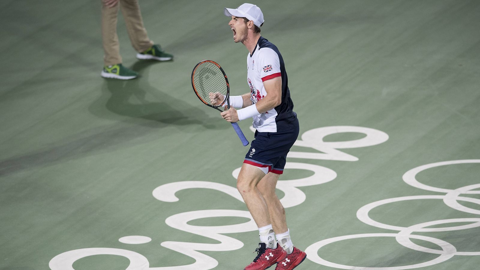 
                <strong>Olympia 2016: Andy Murray</strong><br>
                Vier Jahre nach Murrays Olympia-Triumph von London konnte sich der Schotte in Rio de Janeiro erneut die Gold-Medaille sichern. Viktor Troicki (Serbien), Juan Monaco (Argentinien), Fabio Fognini (Italien), Steve Johnson (USA) und Kei Nishikori (Japan) hießen die Gegner, die Murray auf dem Weg ins Finale aus dem Weg räumen musste. Im Endspiel wartete dann mit Juan Martin Del Potro erneut ein Argentinier, der im Nachbarland Brasilien mit großer Unterstützung tausender Landsleute zum Höhenflug ansetzte. Letztlich aber behielt der kühle Schotte Murray mit 3:1-Sätzen doch recht klar die Oberhand.
              