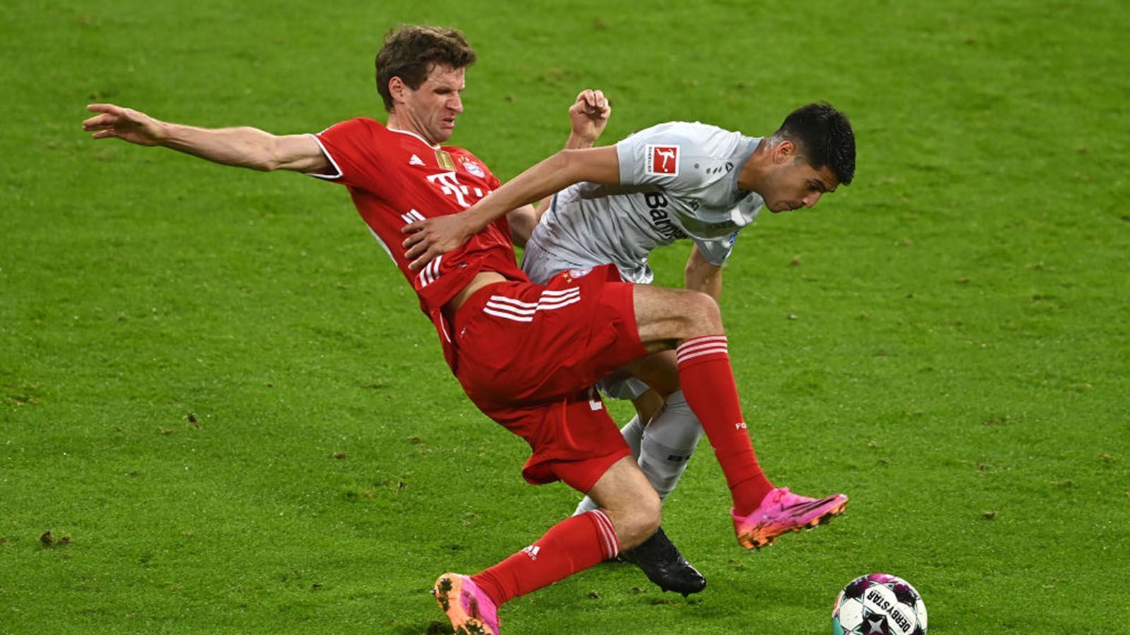 
                <strong>Thomas Müller</strong><br>
                Wieder im Schweizer-Taschenmesser-Modus und überall auf dem Platz zu finden. Läuft hinten Räume für die Leverkusener zu und mischt vorne im Angriffsspiel mit. Großchance zum 3:0 in der 52. Minute, seinem Schuss fehlt aber die Kraft, sodass Hradecky zupacken kann. Nach einer guten Stunde kommt Goretzka für ihn. ran.de-Note: 3
              