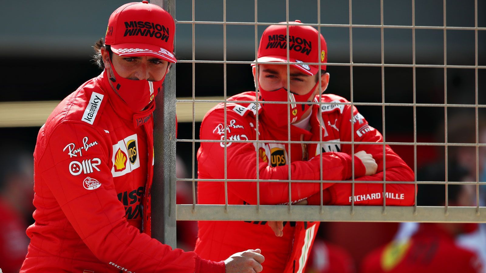 
                <strong>Bahrain-Tests: Ferrari-Duo lauert an der Boxenmauer</strong><br>
                Die Zwei vom Gitterzaun: Charles Leclerc (r.) bildet nach dem Abschied von Sebastian Vettel nun mit Carlos Sainz jr. das Ferrari-Duo. Und die komplette Motorsportwelt ist gespannt, wie sich die Scuderia nach der verkorksten Vorsaison schlagen wird.
              