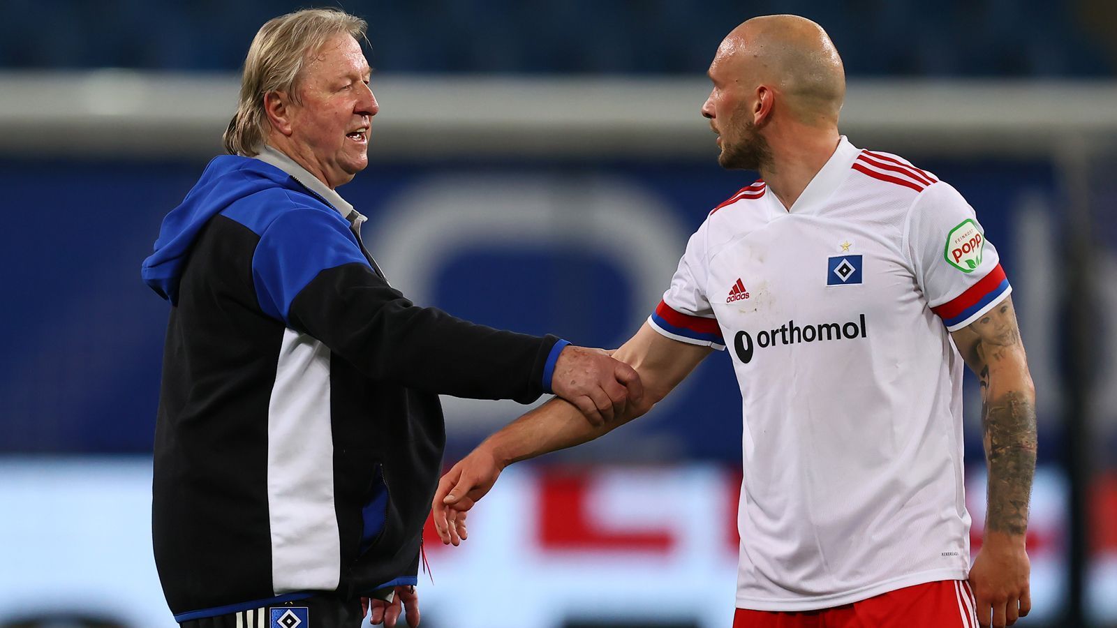 
                <strong>HSV: Relegation als einzige Option</strong><br>
                Relegation ist das große Thema beim HSV. Die Mannschaft von Trainer Horst Hrubesch (li.) kann im besten Fall noch Dritter werden und müsste in der Aufstiegs-Relegation gegen den Drittletzten der Bundesliga ran. Um Rang 3 zu erreichen, müssen die Hanseaten aber in den verbleibenden beiden Spielen in Osnabrück und gegen Braunschweig einen Drei-Punkte-Rückstand auf Greuther Fürth gutmachen, um überhaupt noch über die Relegation den Wiederaufstieg schaffen zu können. Sollten der HSV hingegen am 33. Spieltag weniger Punkte holen als die Fürther, wäre für die Hrubesch-Elf selbst das Thema Relegation schon vorzeitig erledigt und der Aufstieg damit ein weiteres Mal verpasst worden. 
              