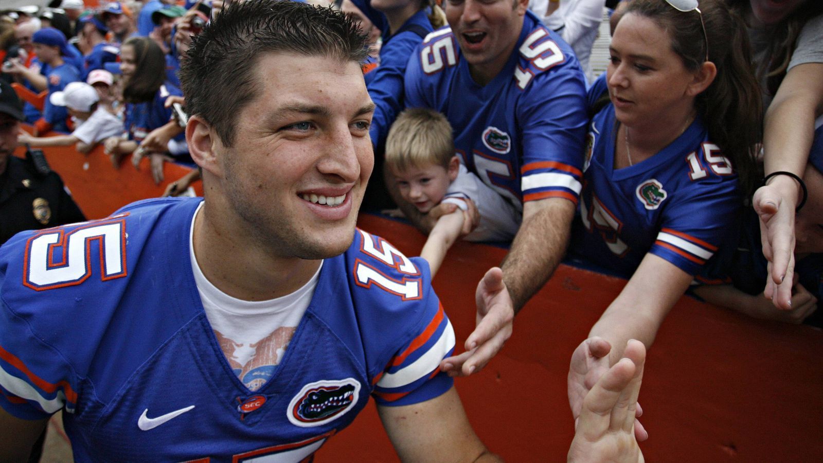 
                <strong>Florida Gators: Letzter Titel mit Tim Tebow</strong><br>
                Gelegen in Gainesville im Sonnenstaat Florida, ist die University of Florida die drittgrößte Uni des Staates. 2018 war die University of Florida die Uni mit den landesweit zweitmeisten Afro-Amerikanern und drittmeisten Hispanics unter den Bachelor-Absolventen. Diversität wird hier also großgeschrieben. Das Football-Programm gilt nicht erst seit Urban Meyers und Tim Tebows (Foto) Championship-Sieg 2008 als eines der besten des Landes. Insgesamt dreimal kürten sich die Gators zum Champion.
              