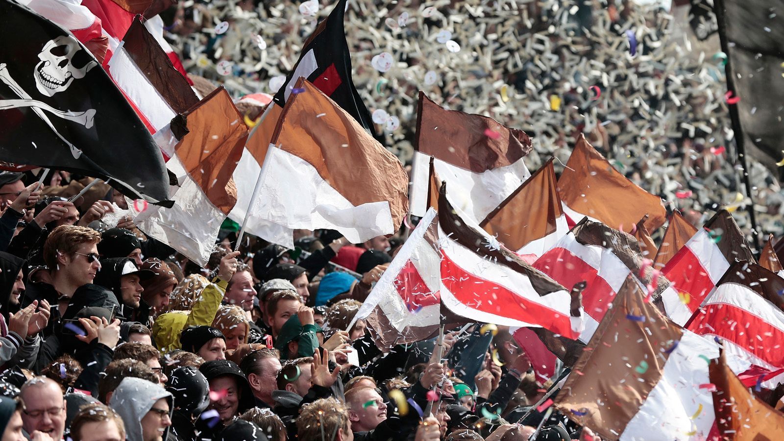 
                <strong>FC St. Pauli</strong><br>
                Beim FC St. Pauli sind Genossen statt Investoren beliebter. Jeder Fan kann so Mini-Investor des Kultvereins werden. Die Profi-Abteilung der Hamburger ist bislang nicht ausgegliedert wurde.
              