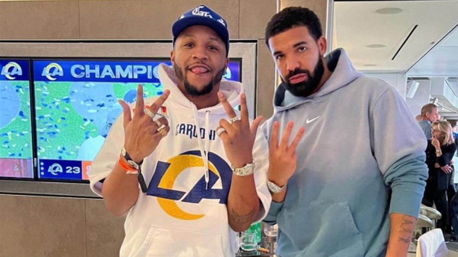 
                <strong>Drake</strong><br>
                Rapper Drake (re.) feierte den Sieg der LA Rams beim Super Bowl LVI. 
              
