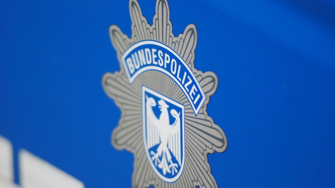 Die Bundespolizei am Flughafen Dortmund hat ein zur Fahndung ausgeschriebenes älteres Ehepaar gefasst. (Symbolbild)