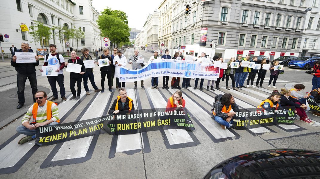 Aktivist:innen der "Letzte Generation" bei einem Protest Anfang Mai in Wien. 