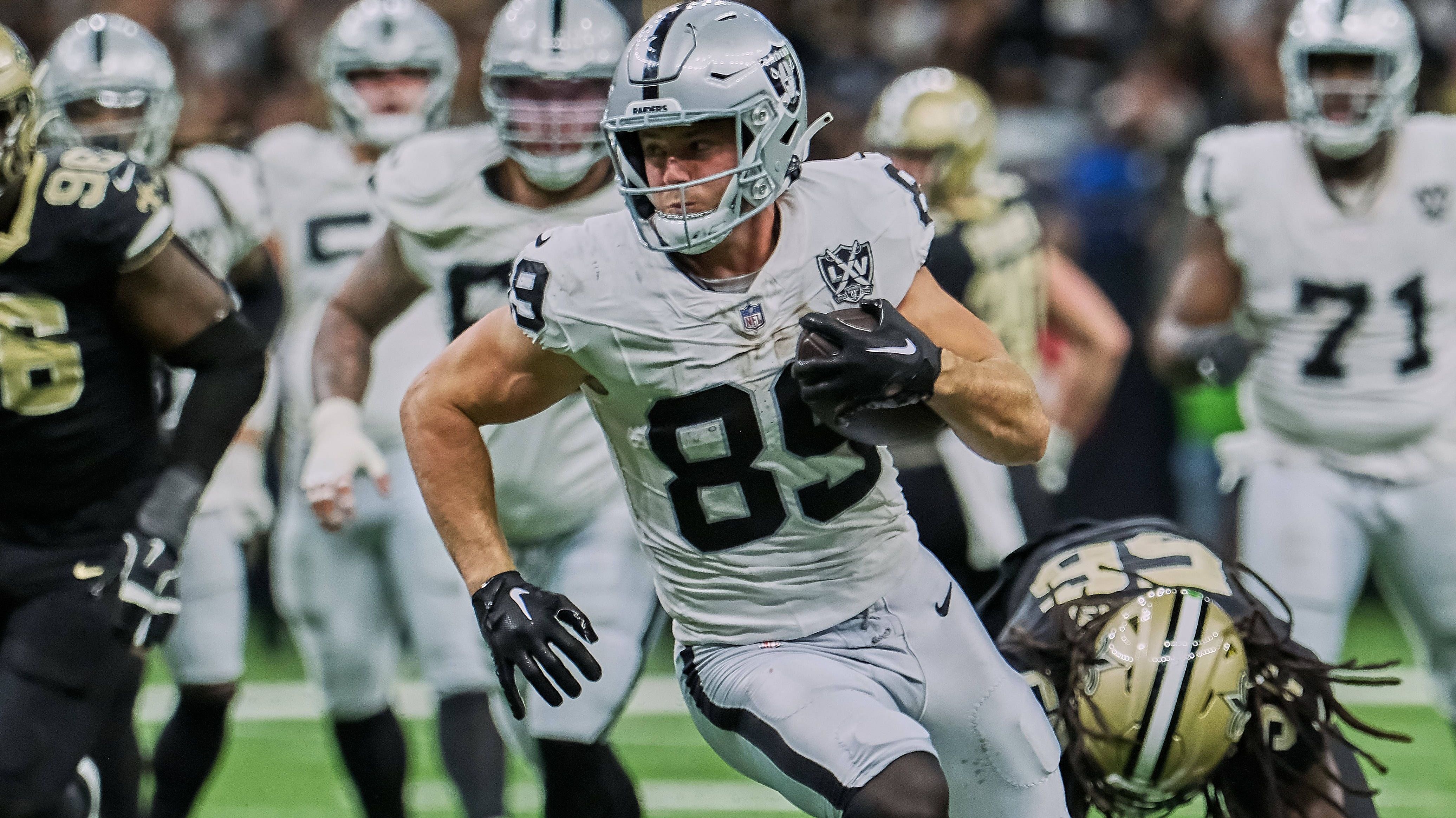 <strong>Platz 22: Las Vegas Raiders<br></strong>Was können Geno Smith und Pete Carroll im Jahr 2025 bei den Raiders ausrichten? Sicherlich dürften sie zumindest für ein recht stabiles Grundgerüst sorgen. Viele Hoffnungen ruhen zudem auf Senkrechtstarter Brock Bowers und <a data-li-document-ref="517852" href="https://www.ran.de/sports/american-football/nfl/galerien/nfl-draft2025-ashton-jeanty-und-co-die-besten-running-backs-der-draft-klasse-517852">Rookie Ashton Jeanty</a>. Ein weiterer Receiver wäre eine sinnvolle Verstärkung.