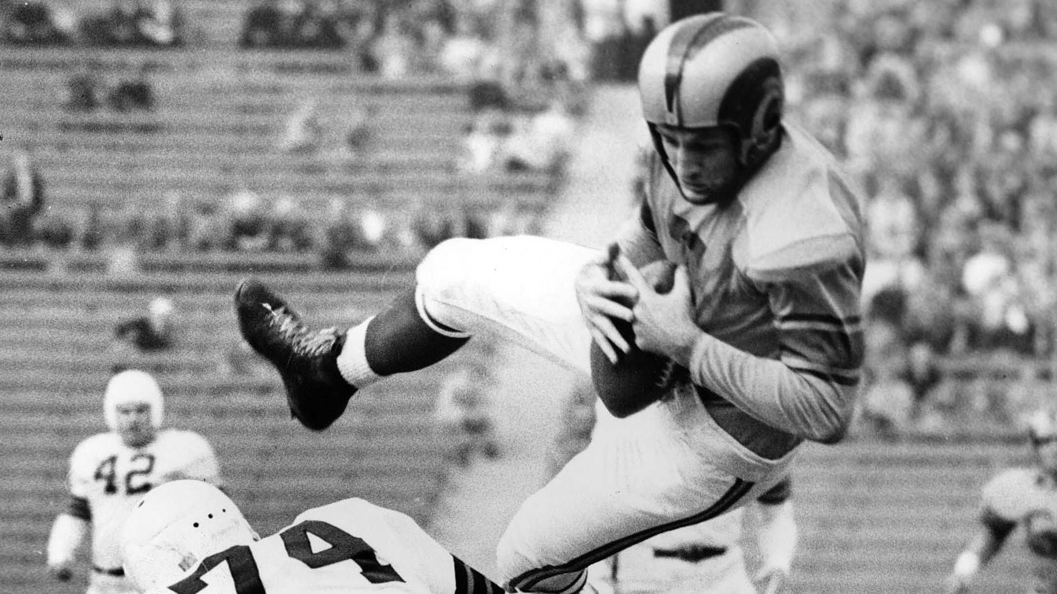 <strong>Platz 8: Los Angeles Rams von 1946 (Bilanz: 6-4-1, Playoffs verpasst, Head Coach: Adam Walsh)</strong><br>Dass es "Sports Illustrated" nicht um die besten Teams ging, sondern um diejenigen mit dem größten Einfluss auf den Sport, beweist die Wahl der Nummer 8. Die Rams von 1946 zogen nicht einmal in die Playoffs ein.