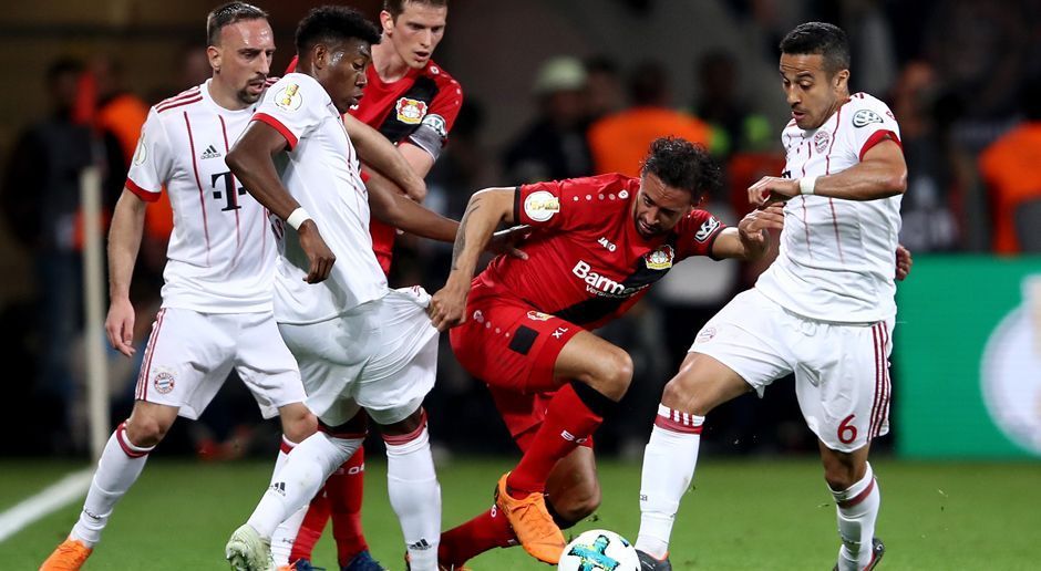 
                <strong>Thiago Alcantara (FC Bayern)</strong><br>
                Spielt den Ballverteiler im Mittelfeld neben Martinez, streut aber in der ersten halben Stunde einige Ungenauigkeiten in sein Passspiel ein - ungewohnt. Thiagos Zweikampfverhalten: ab und an etwas behäbig, oder nicht vorhanden. Zeigt erst nach der Pause seine ganze Klasse: Das Zuspiel vor Müllers 3:1 ist Zucker. Beim Golazo zum 4:1 behält der Spanier - im Gegensatz zur gesamten Leverkusener Abwehr - die Übersicht. Thiagos zweite Halbzeit entschädigt für den sehr mauen ersten Spielabschnitt. ran-Note: 2
              