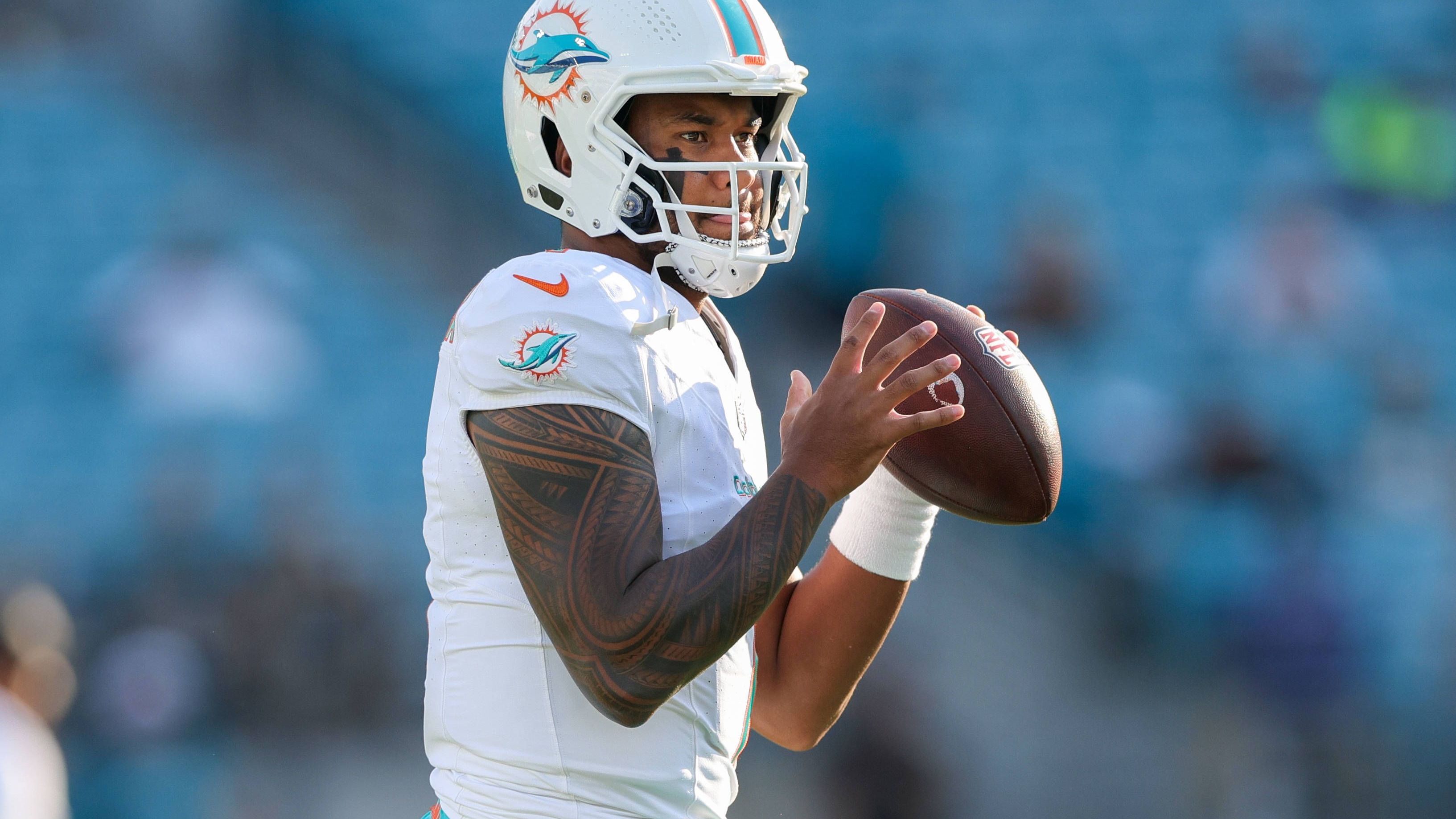 <strong>Tua Tagovailoa (Miami Dolphins)</strong><br>Im Jahr 2020 wurde Tagovailoa in der ersten Runde von den Miami Dolphins gedraftet. Seitdem ist er der Quarterback der Dolphins und geht dementsprechend in seine vierte Saison. Mit Tyreek Hill und Jaylen Waddle hat er zwei starke Waffen für die kommende Saison, in der alles möglich scheint.