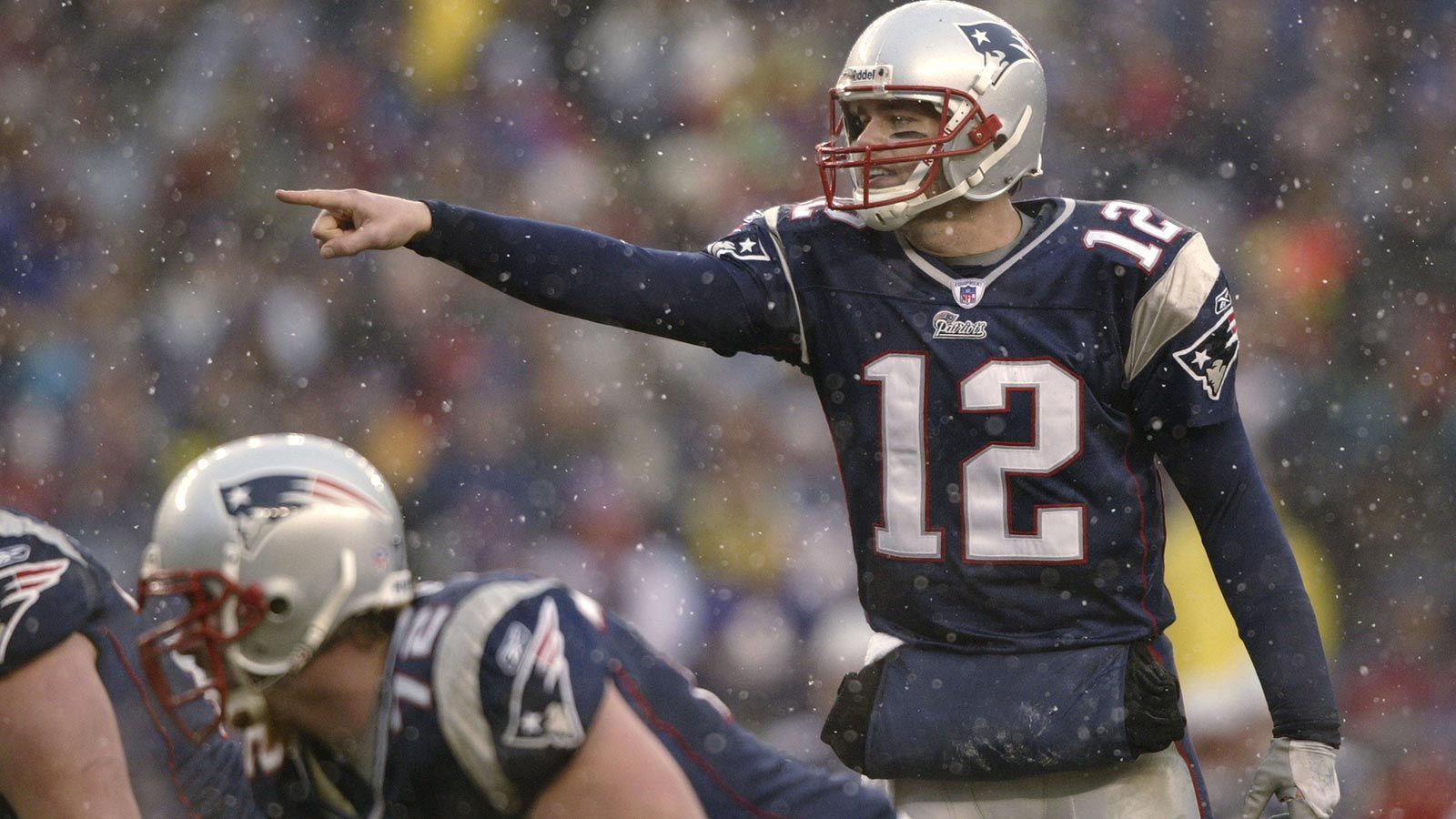 
                <strong>Draft 2000: Der beste Spieler aller Zeiten wartet lange</strong><br>
                Wenn es um unglaubliche Draft-Momente geht, darf natürlich einer nicht fehlen: Tom Brady, der im Jahr 2000 erst an Position 199 von den New England Patriots gezogen wurde. Was zu diesem Zeitpunkt kaum Aufmerksamkeit erfuhr, erweist sich 23 Jahre und sieben Super-Bowl-Siege später als die wahrscheinlich größte Fehleinschätzung eines Spielers in der Geschichte der NFL.
              