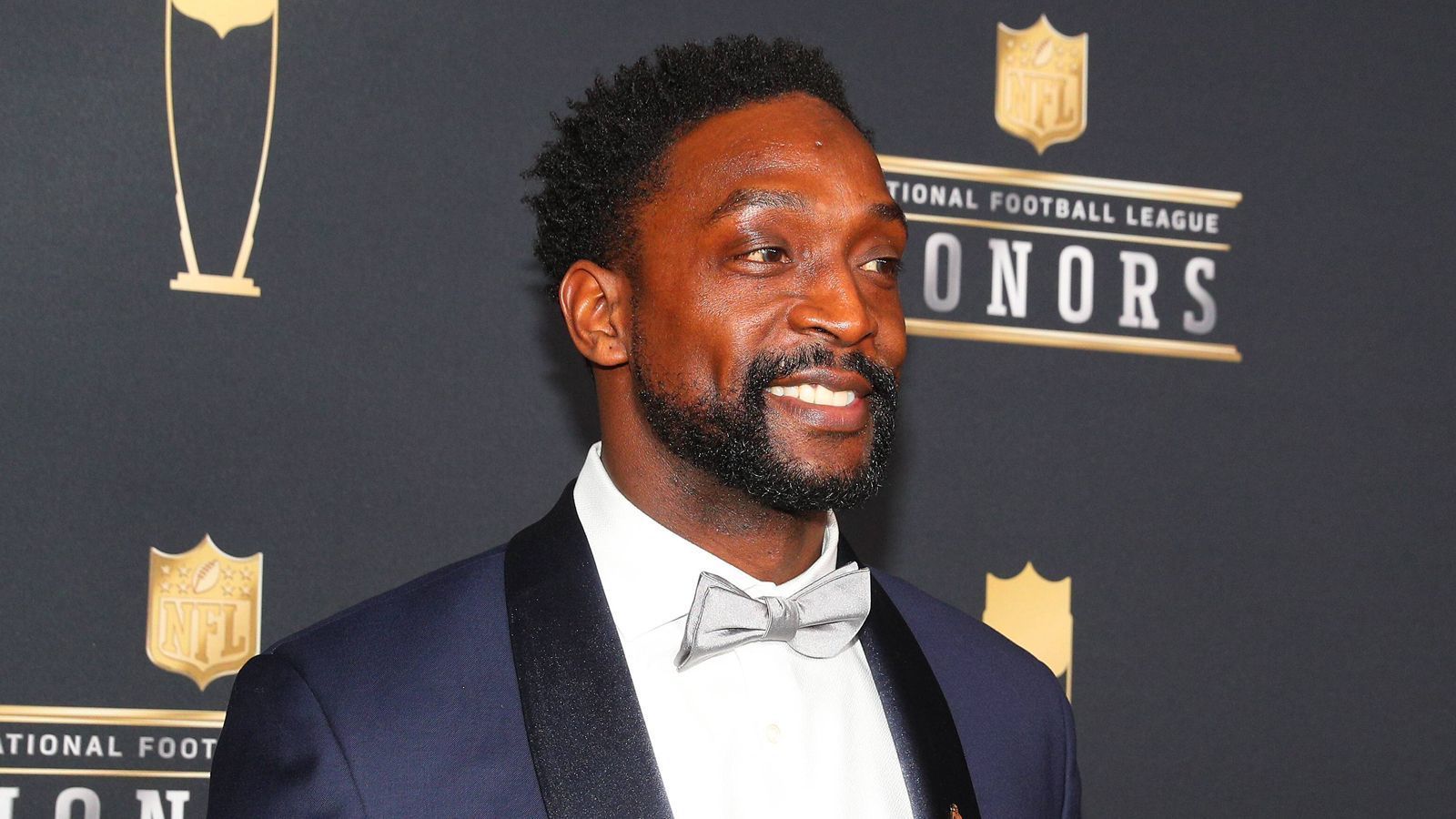 
                <strong>Charles Tillman (Cornerback)</strong><br>
                Heute jagt Charles Tillman als FBI-Agent Verbrecher (kein Scherz!), zu seinen aktiven NFL-Zeiten waren es noch Wide Receiver. Wie viele Ganoven Tillman schon dingfest machen konnte, ist uns nicht bekannt, doch eines wissen wir: Quarterbacks und Receiver hatten bei ihm nichts zu lachen. Zwischen 2003 (Pick 35) und 2015 verzeichnete der Cornerback für die Chicago Bears und Carolina Panthers 912 Tackles, 38 Interceptions und neun Touchdowns. Der Lohn: zwei Pro-Bowl-Teilnahmen - und vielleicht bald die Aufnahme in die Hall of Fame.
              