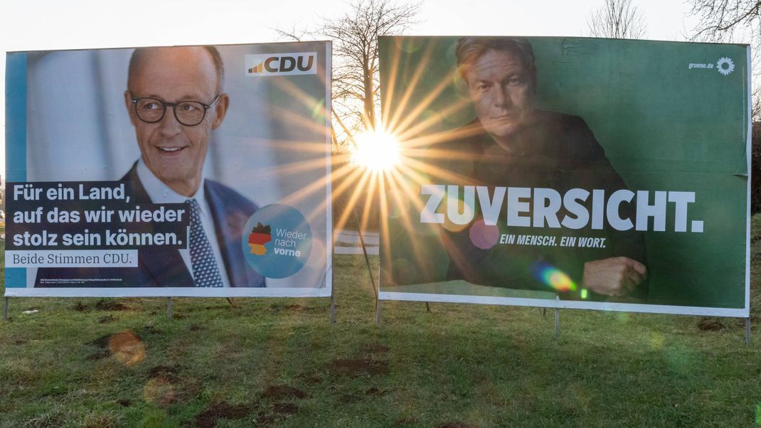 Wahlplakate von CDU und Grünen mit den beiden Spitzenkandidaten.